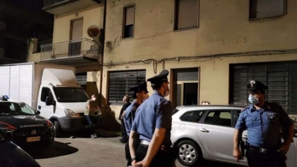 Omicidio-suicidio: bussa alla porta e spara al fratello, poi si punta la pistola alla testa