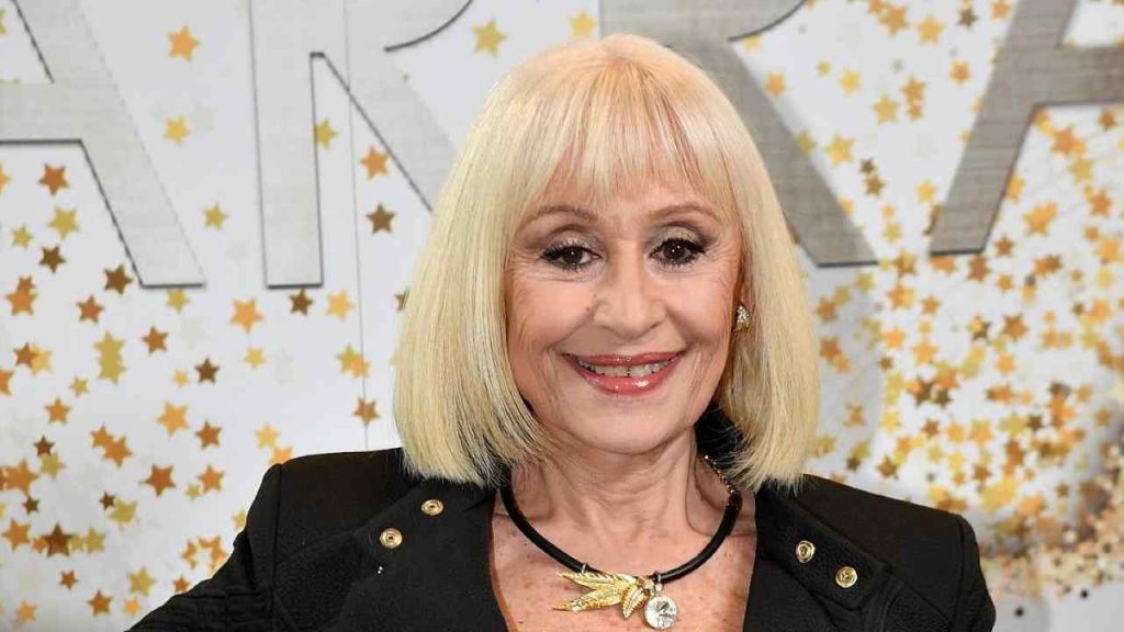 Raffaella Carrà capelli lunghi e spettinati: la regina della tv beccata così