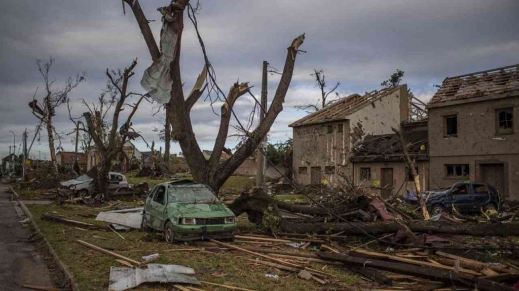 Tornado devastante in Repubblica Ceca: 3 decessi e centinaia di feriti [VIDEO]