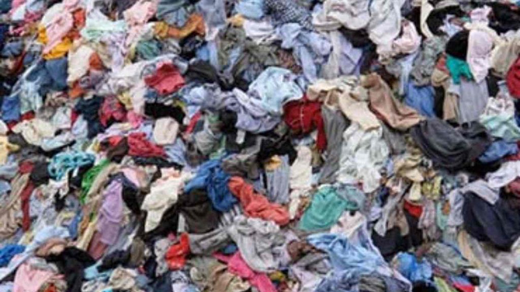 Smaltimento illecito di rifiuti tessili, 8 arresti e 34 persone indagate