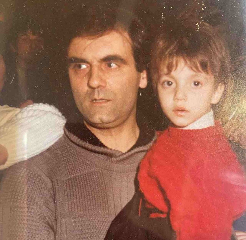 Qui solo una bimba, oggi una delle più belle della tv: la riconoscete?