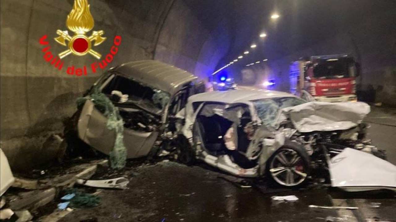 Auto contro furgone, muoiono due giovani bresciani in galleria