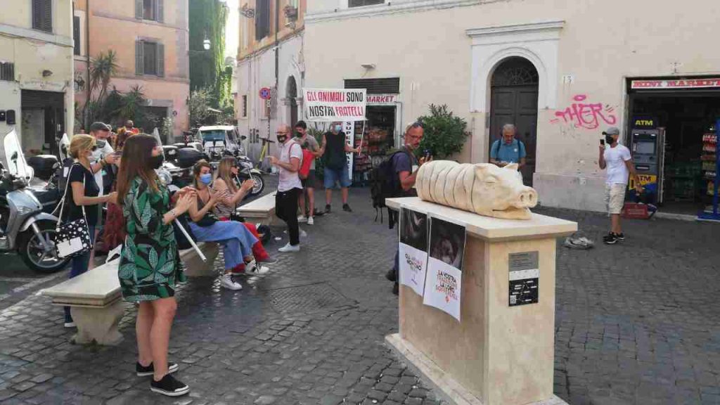 A Roma una porchetta (di travertino) sta dividendo la Città [VIDEO]