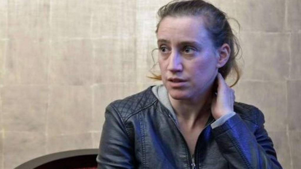 Uccide il patrigno che aveva abusato di lei per 20 anni e con cui aveva avuto 4 figli: condannata Valérie Bacot