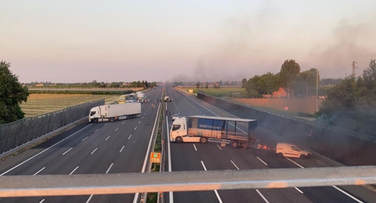 Assalto a mezzo portavalori sull’A1: chiodi, spari e un mezzo in fiamme