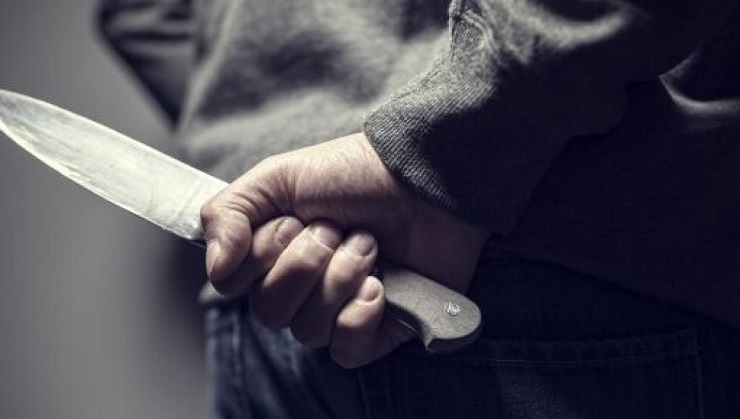 Bimbo di 10 anni litiga con la mamma per soldi e la accoltella