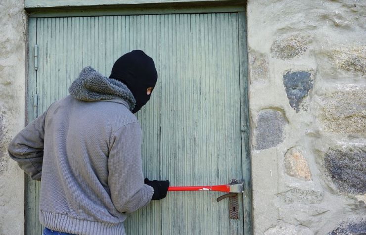 Trovano la casa vuota al risveglio: "Ci hanno narcotizzato, anche i cani" - www.meteoweek.com