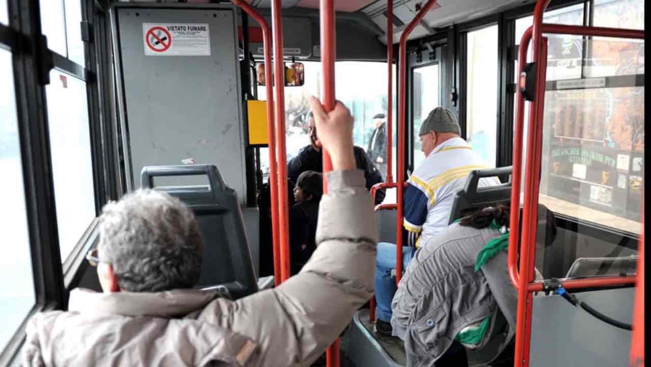 controllore aggredito autobus