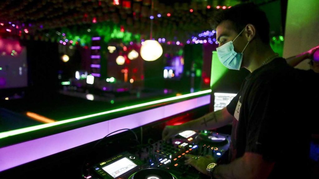 Discoteche chiuse, ma in bar e lidi si balla: Regioni chiedono riapertura in sicurezza