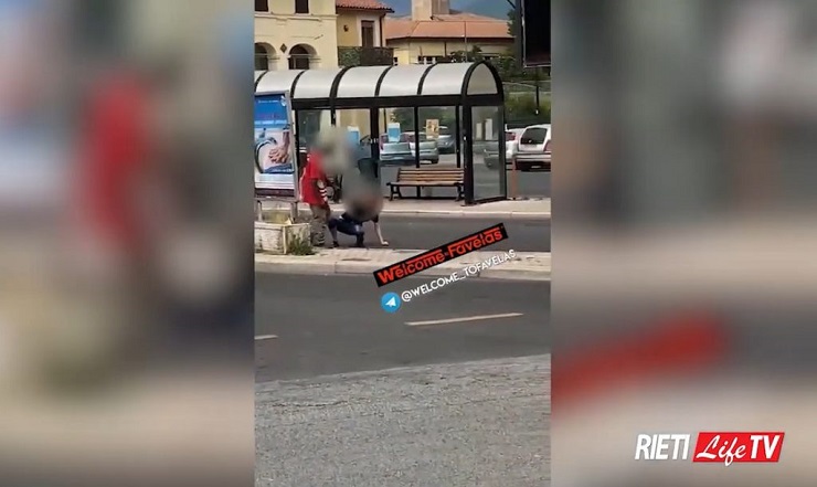 Donna picchiata per strada e portata via di peso, il video sui social [VIDEO]