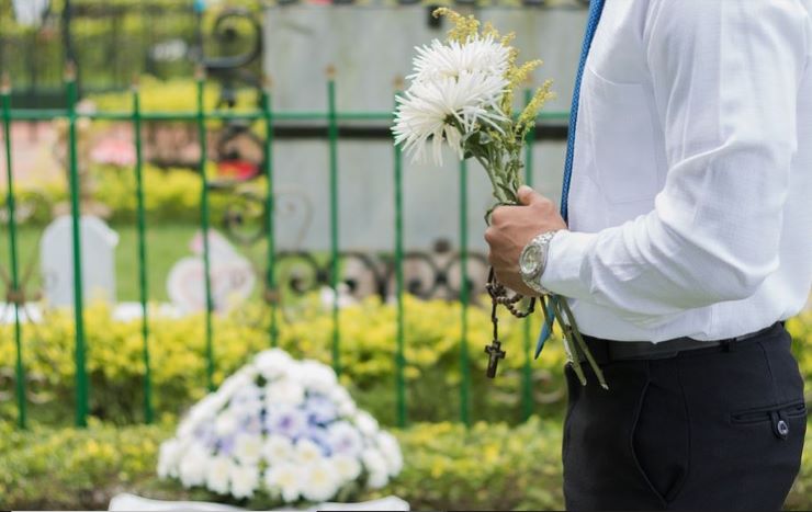 I ladri gli svaligiano casa mentre è al funerale della moglie con i suoi figli - www.meteoweek.com