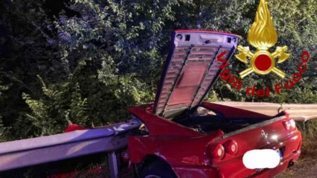 Ferrari si schianta contro guardrail: 55enne morto tra le lamiere