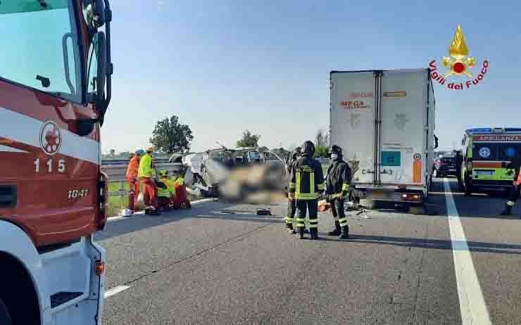Incidente in autostrada, furgone si schianta con un tir: cinque i morti