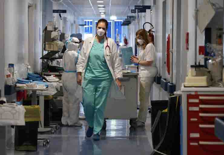 Operatori sanitari e medici non vaccinati: sospensione per norma di legge