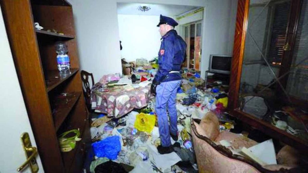 Due sorelle trovate morte in casa: vivevano tra escrementi e rifiuti