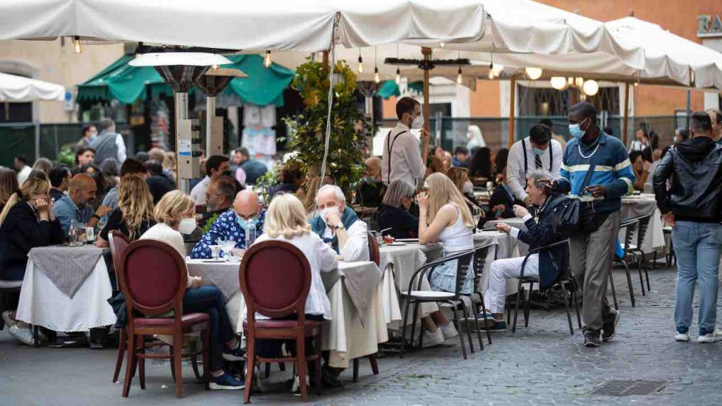 Sette regioni in zona bianca, slitta il coprifuoco: tutte le novità