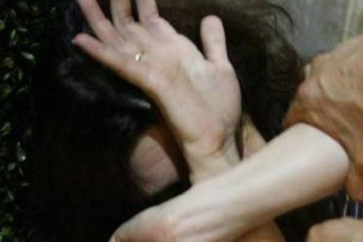 69enne aggredita a martellate, ferito anche il nipotino che era con lei