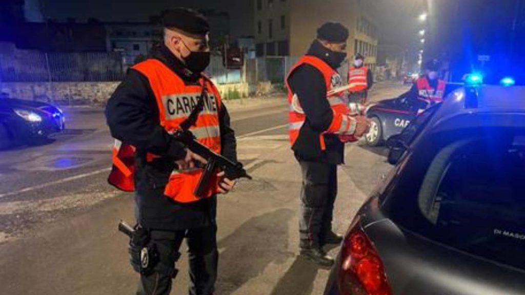 53enne litiga col fratello e lo accoltella, poi minaccia carabinieri: arrestato