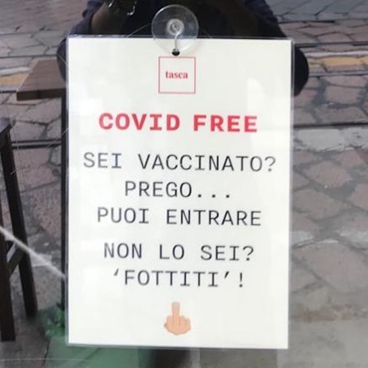 Bufera su osteria a Milano, il titolare: “Non sei vaccinato? Fott…”