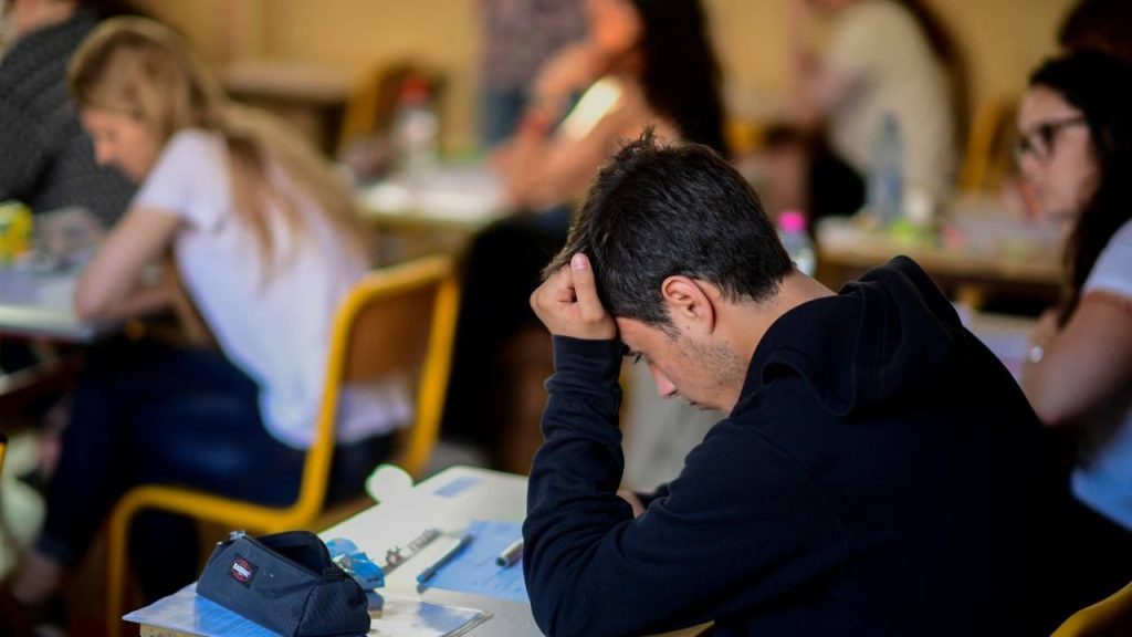 Tutte le gaffe dell’esame di maturità:«Hitler e Mussolini erano cugini. Gli esseri umani? Sono anfibi»
