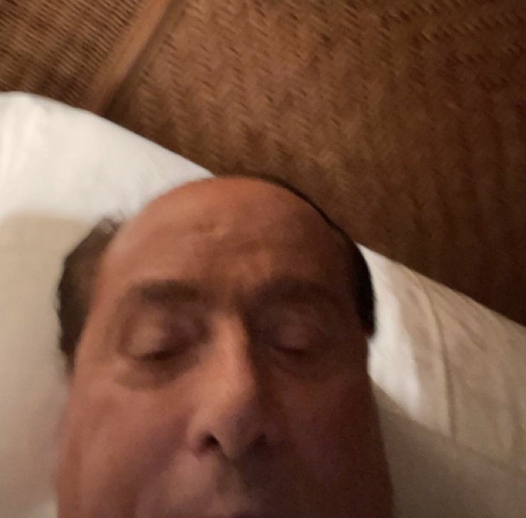 Foto di Berlusconi a letto - Meteoweek