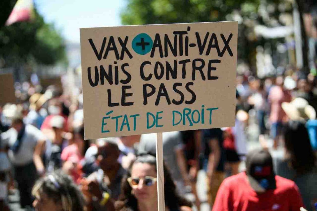 Francia in rivolta per il Green Pass obbligatorio: 114mila in piazza