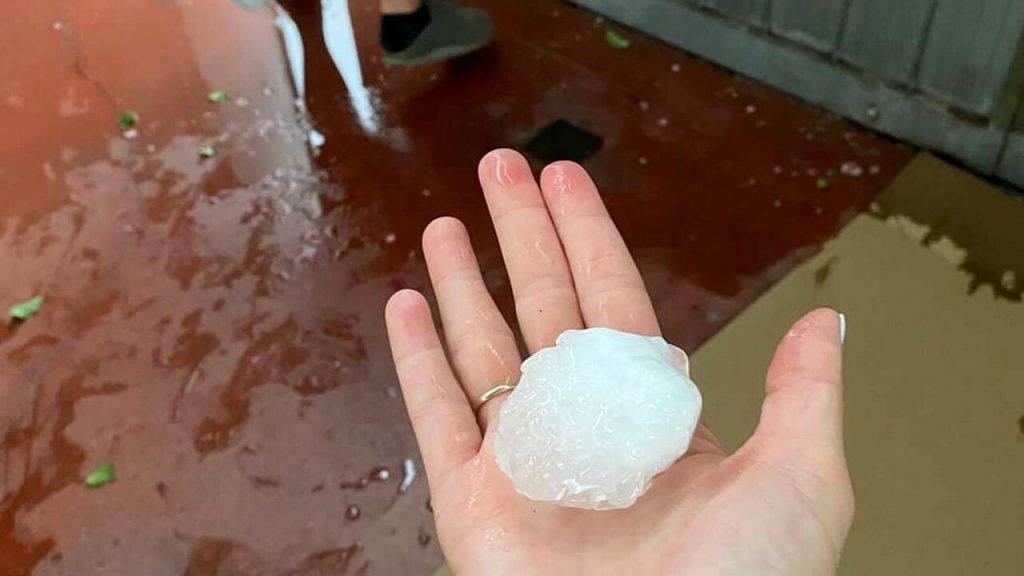 Disastro sull’A1, centinaia di veicoli distrutti dalla grandine [VIDEO]