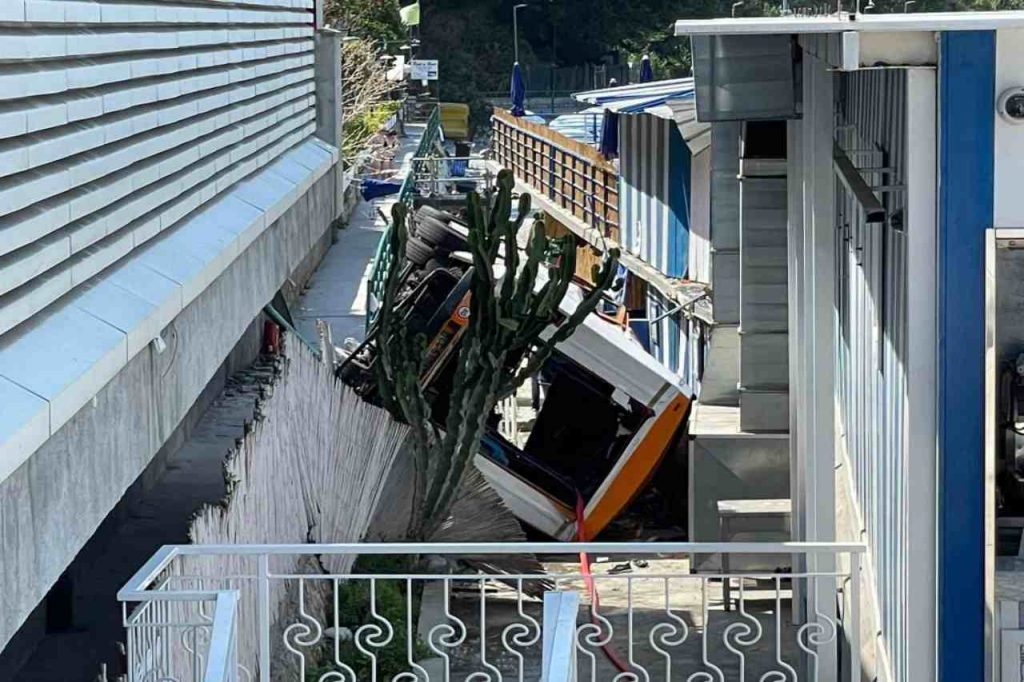 Capri, incidente minibus: le parole del testimone, l’ipotesi del guasto meccanico
