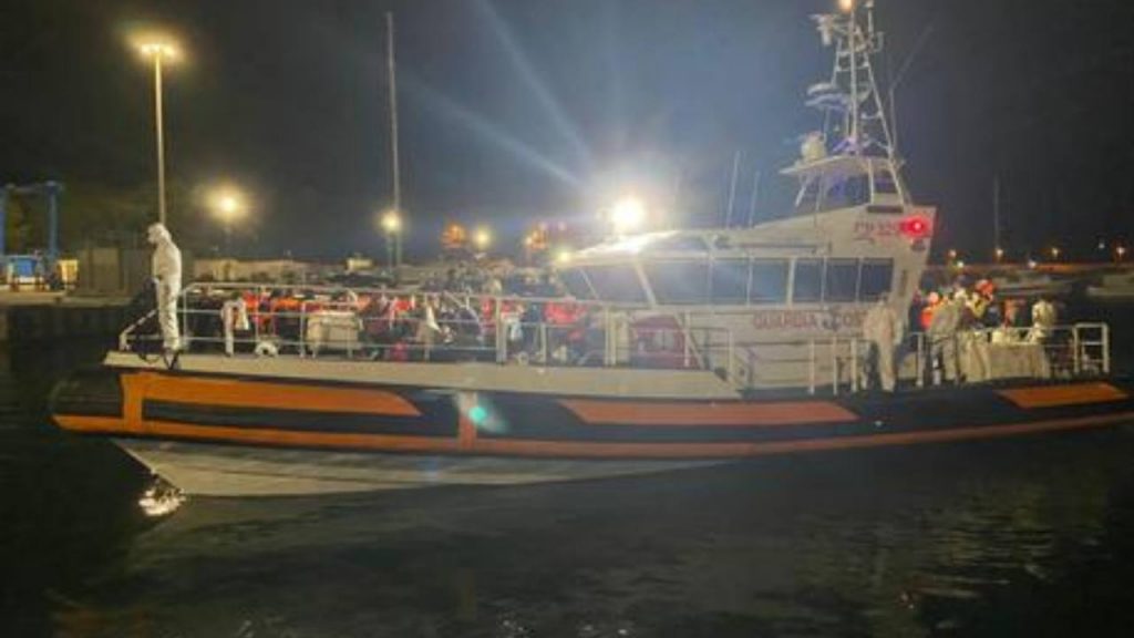 Migranti, sbarcate altre 100 persone nella notte, tra loro anche bambini
