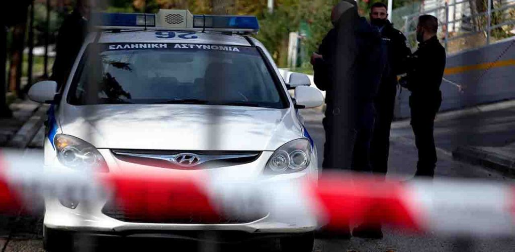 Aggredisce e accoltella quattro persone, poi cerca di uccidersi