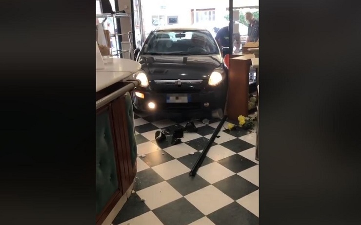 Perde il controllo dell’auto e finisce dentro un bar sfondando la vetrina [VIDEO]