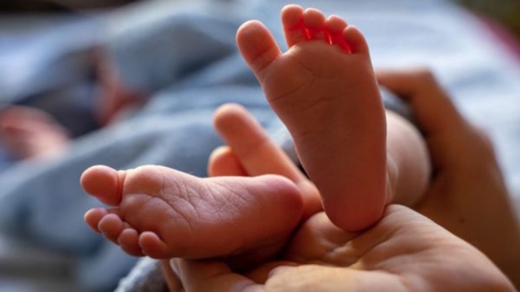 Uccide la figliastra di 4 mesi: «Piangeva mentre giocavo ai videogiochi»