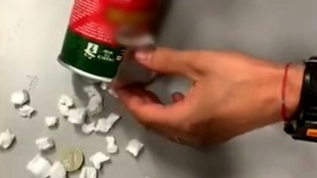 Pusher nascondeva la droga in un tubo di patatine modificato [VIDEO]