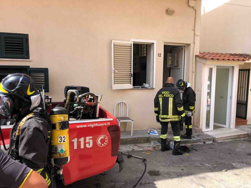 Violenta esplosione in una villetta al mare: ustionati gravemente un uomo e un bimbo di 5 anni