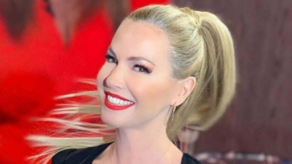 Federica Panicucci incanta tutti sui social: lo scatto in bikini luminoso è da urlo