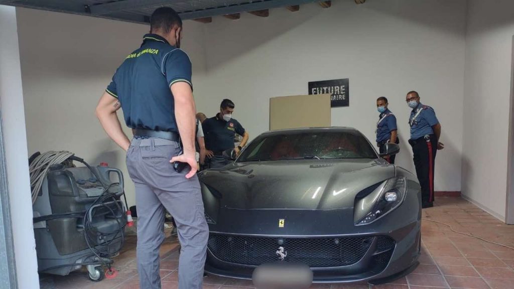 Barche e auto di lusso coi soldi dei rifiuti: coinvolto dipendente del Comune