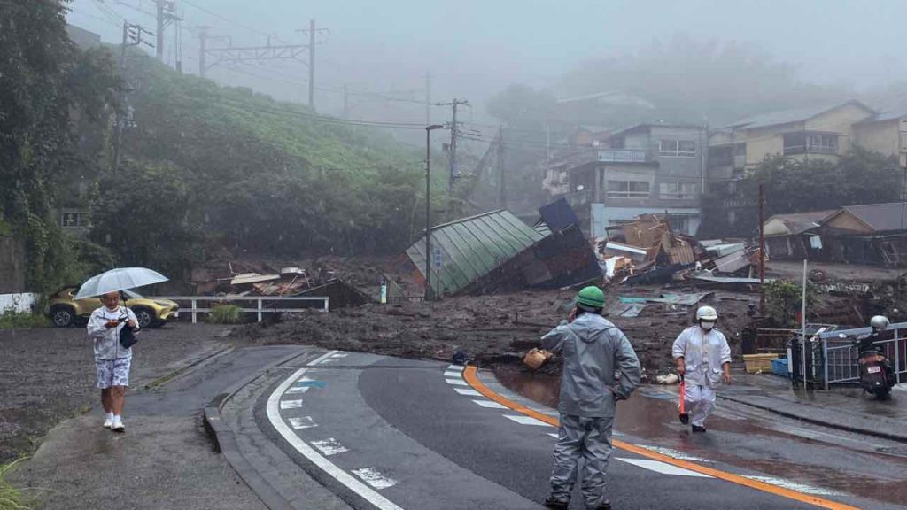 Giappone, forti piogge provocano frana: almeno 19 dispersi (VIDEO)