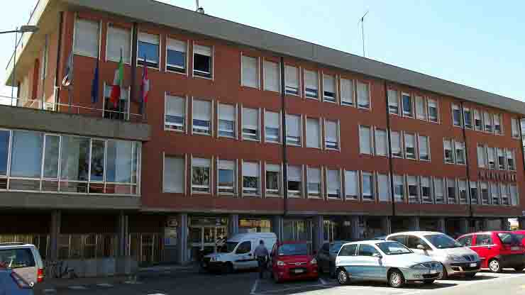 Uomo di 64 anni si cosparge di benzina per protesta: l’intervento del sindaco evita la tragedia