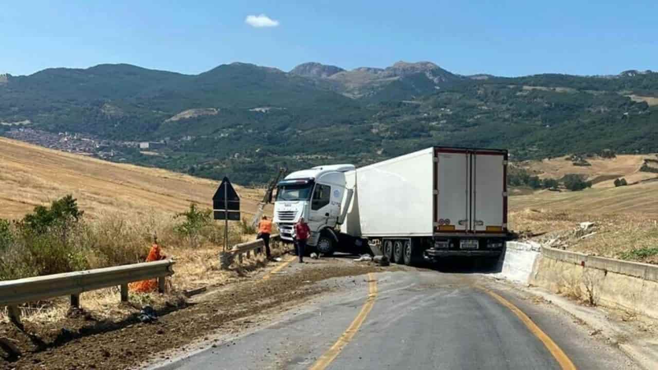 incidente statale 121 tir ribaltato - meteoweek.com