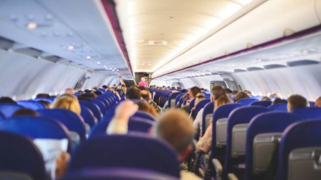 Trasporto aereo, Enac: non si devono pagare costi aggiuntivi per far sedere minori accanto ai genitori, in arrivo multe