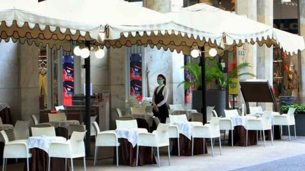 Covid, Codacons: «Stop a invasione di tavolini in strada»