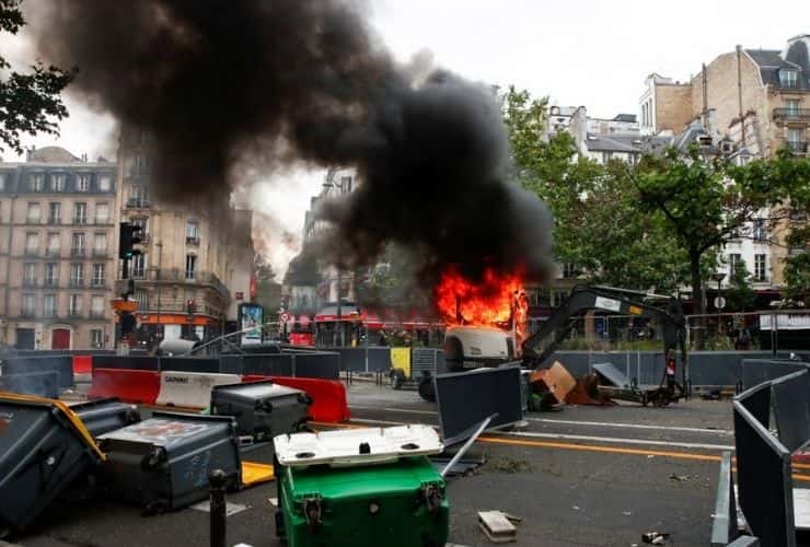 rivolta contro la dittatura sanitaria in Francia (foto via Challenges.fr) - meteoweek.com