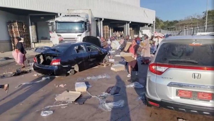 Scontri Sudafrica, madre lancia figlia dal primo piano per salvarla [VIDEO]