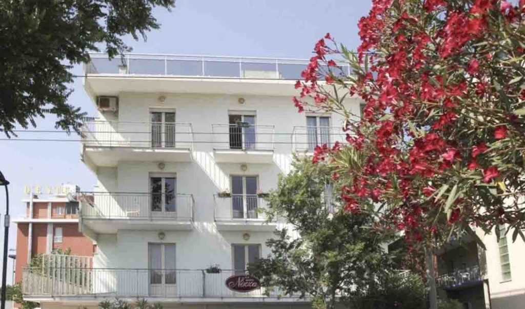 Precipita per 7 metri dal balcone di un hotel: 18enne in gravi condizioni