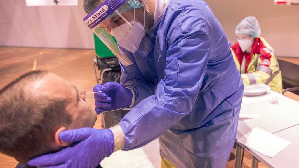 Covid, variante Delta trasmessa dai vaccinati: lo studio sulla «breakthrough»