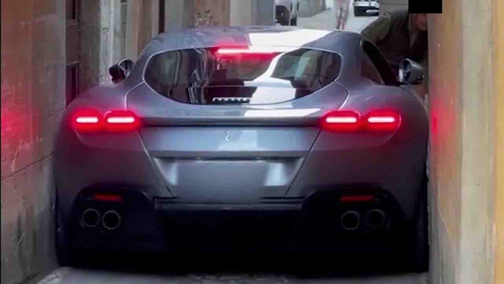 Ferrari Roma incastrata in una stradina: la terribile disavventura [VIDEO]