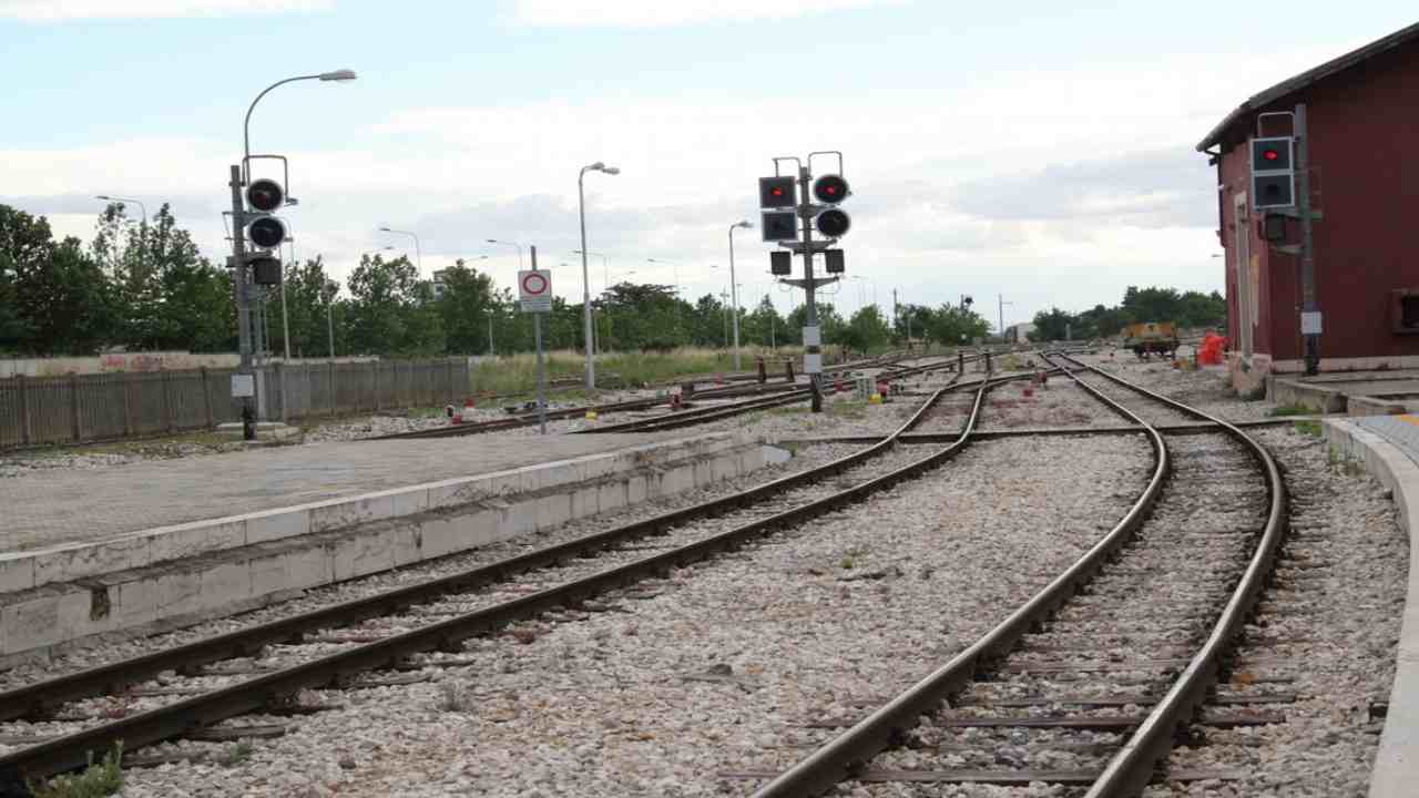Furto su rete ferroviaria Bari-Matera-Meteoweek