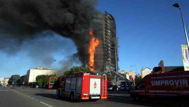 Incendio a Milano, Torre dei Moro - Meteoweek.com
