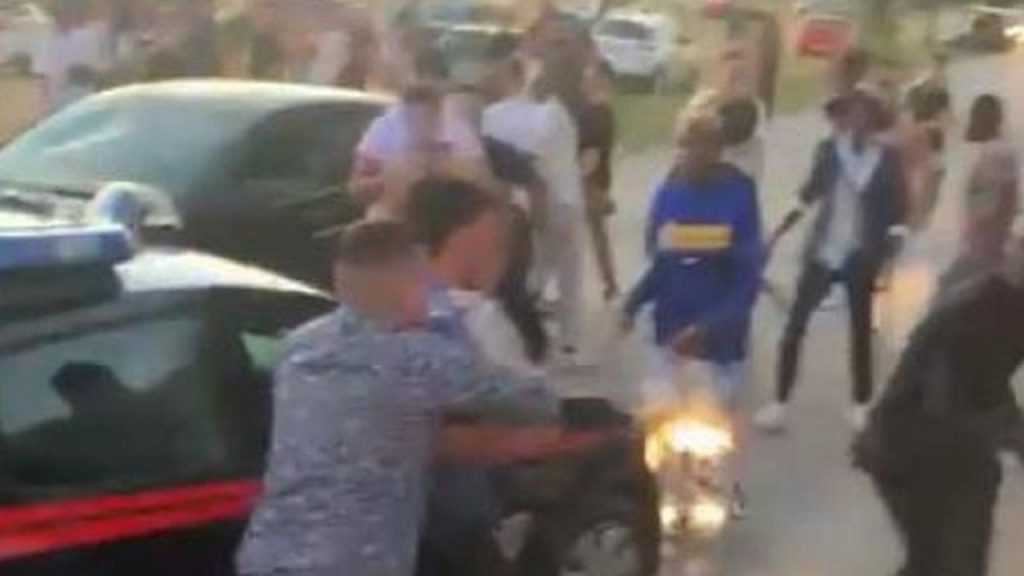 Mega rissa tra giovani stranieri: assaliti e feriti due carabinieri