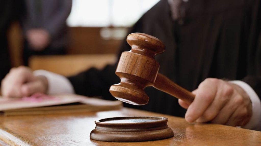 Bimba gioca con macchinine del fratello: così i figli finiscono in comunità